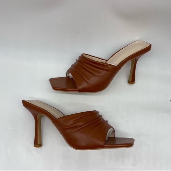H Halston Luanda square toes heels in Tan vegan leather 
Size 7
New in box - Picture 5 of 7